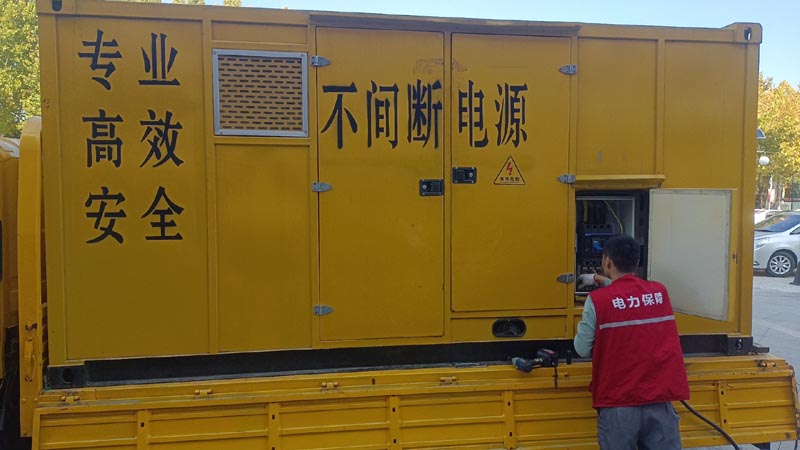成县柴油发电机组和UPS电源配合使用时，如何避免切换过程中的电力中断？